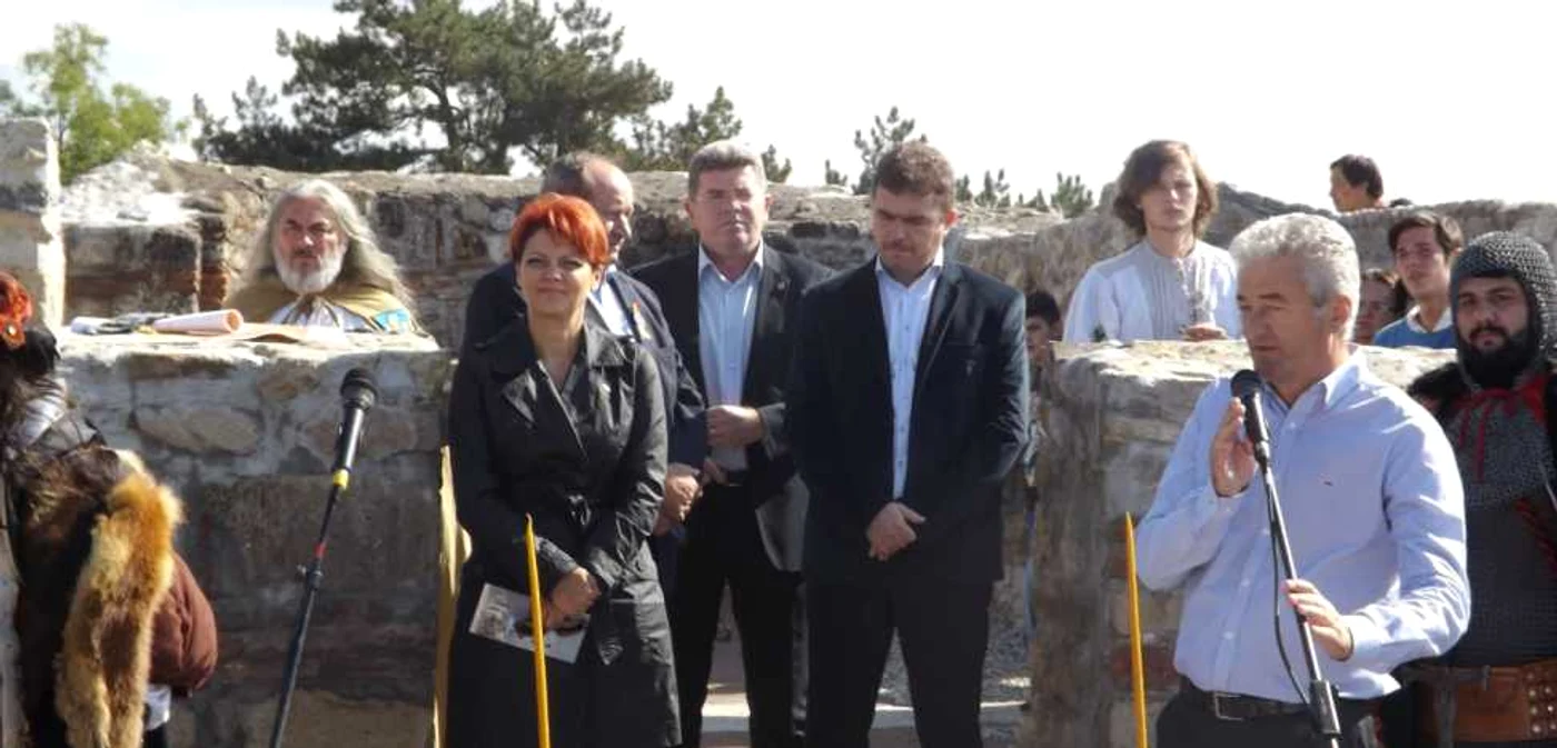 Primarul Constantin Gherghe (Foto dreapta la microfon), la inaugurarea Cetăţii Medievale FOTO Corina Macavei