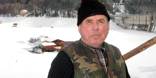 Vasile Munteanu se miră de gheaţa formată pe lac