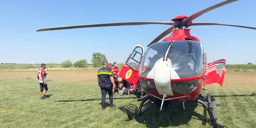 Interventie elicopter SMURD la prabusirea unui parasutist in Clinceni FOTO ISU jpeg