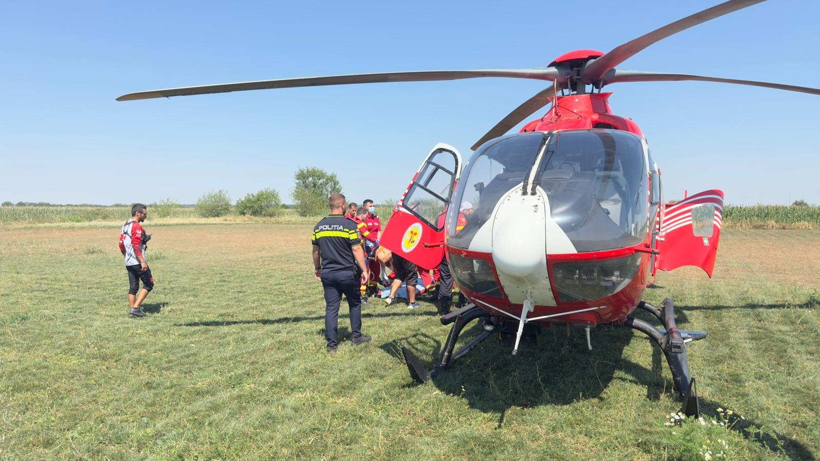O persoană grav rănită pe aerodromul Clinceni, după un salt cu paraşuta. Intervenție de urgență a elicopterului SMURD. Bărbatul de 42 de ani este în stare gravă VIDEO