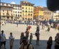 Român filmat cum fură din rucsacul unui turist, în Italia