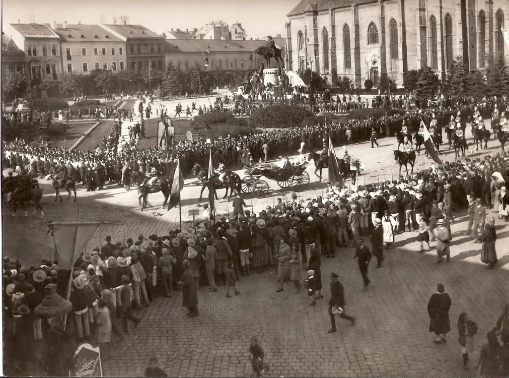 Cortegiul regal in Piata Unirii (20 octombrie 1930, regele Carol II, regina Maria, principele Nicolae)