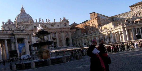 Preoţii folosesc intrări lăturalnice pentru accesul în unităţile Băncii Vaticanului
