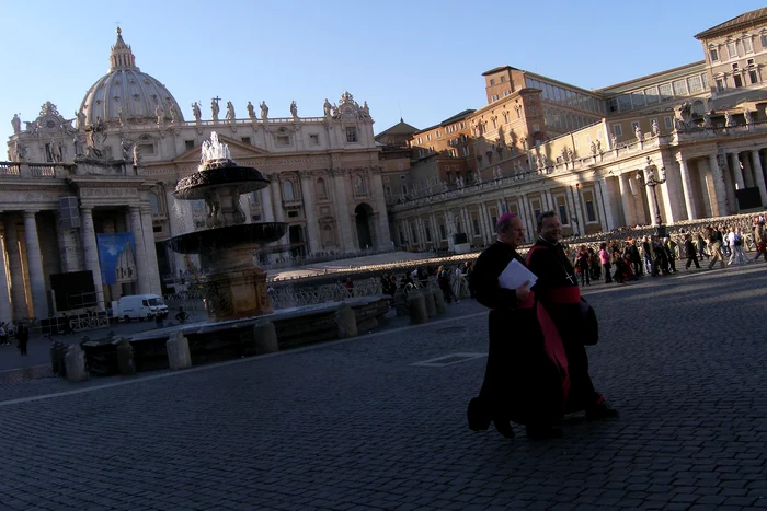 Cardinalii electori se reunesc astăzi pentru a alege următorul suveran pontif