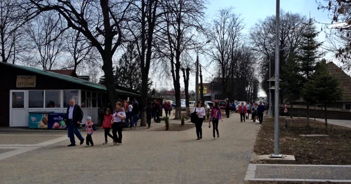 Sucevenii au ieşit la plimbare la Cetatea de Scaun a Sucevei. FOTO: Dinu ZARĂ