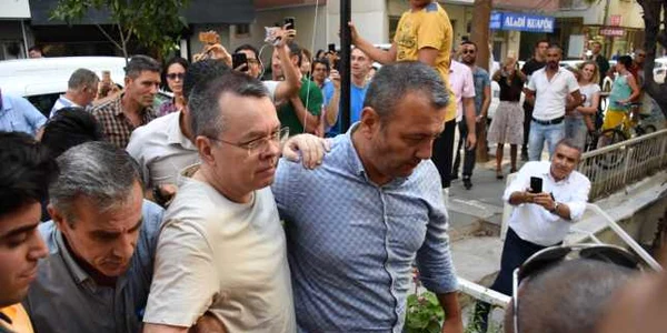 Andrew Brunson (centru) in momentul transferului din inchisoare in arestul la domiciliu FOTO EPA-EFE