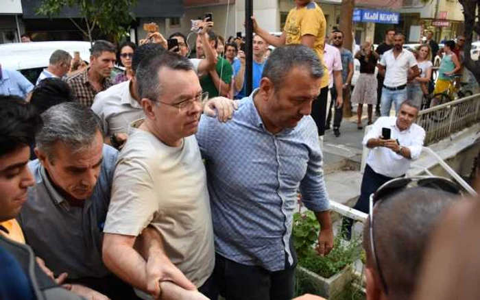 Pastorul Andrew Brunson, în centrul imaginii, în momentul transferului din inchisoare în arestul la domiciliu FOTO EPA-EFE