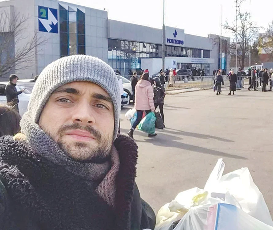 Cătălin Josan îi ajută pe cei veniţi din Ucraina cu alimente şi informaţii