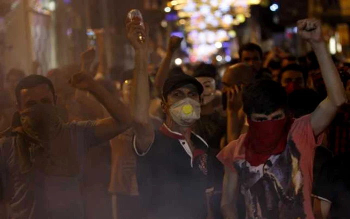 Protestele au continuat la Istanbul toată noaptea de sâmbătă spre duminică. FOTO: Reuters