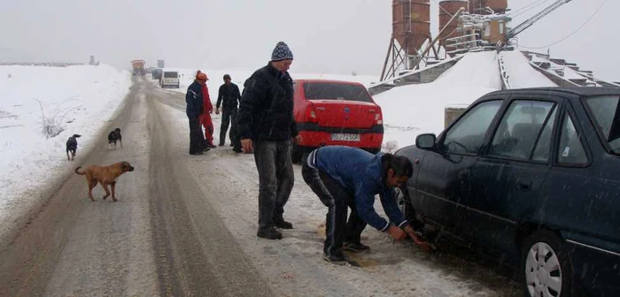 Turiştii au tras pe dreata să-şi echipeze maşinile cu lanţuri