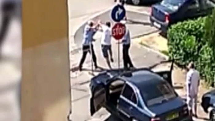 
    Poliţiştii şi şoferul îşi trag pumni şi se îmbrâncesc  