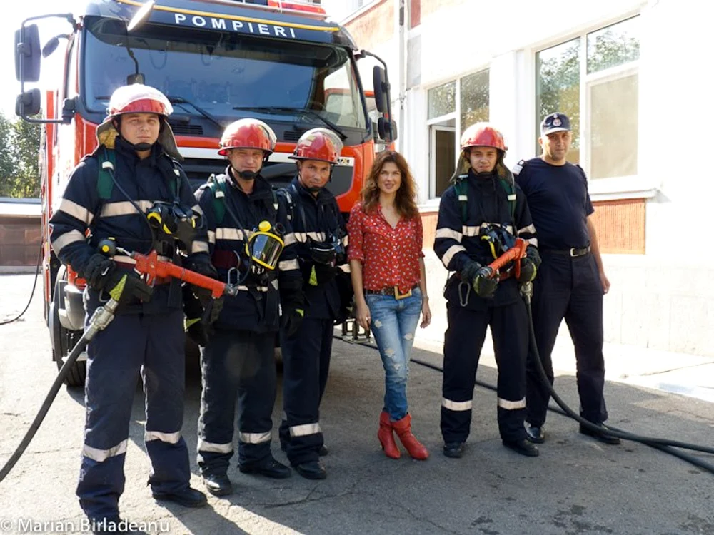 
    Monica Bîrlădeanu în mijlocul pompierilor din Iaşi  
