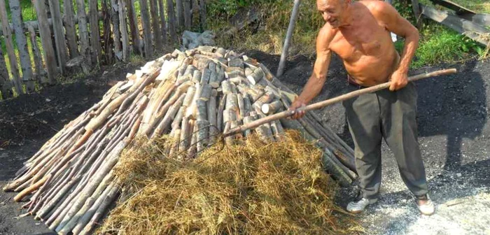Patru zile îi ia „piramidei” să se transforme în cărbune FOTO: Radu Hăngănuţ