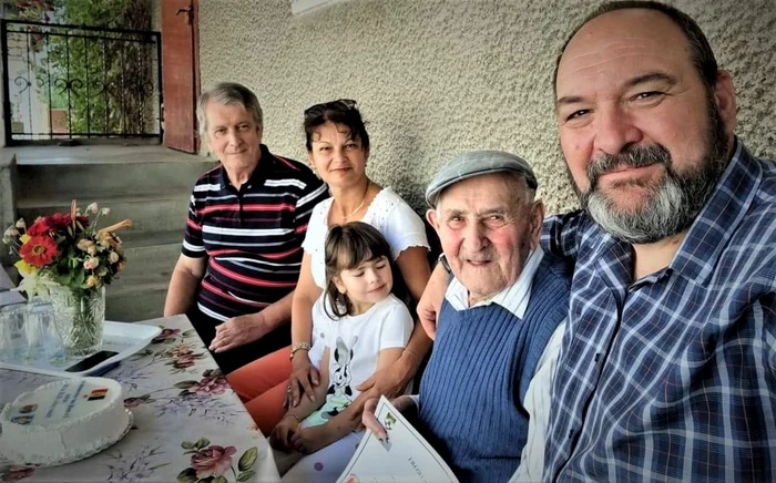 Ilie Albu ultimul veteran de război din Ocna Sibiului cu familia la ultima aniversare Foto AMVVD SB