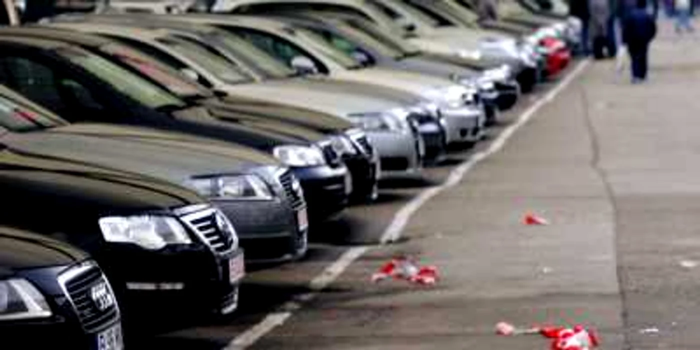 Parcările firmelor de leasing sunt tot mai pline    Foto: Bogdan Dimofte 