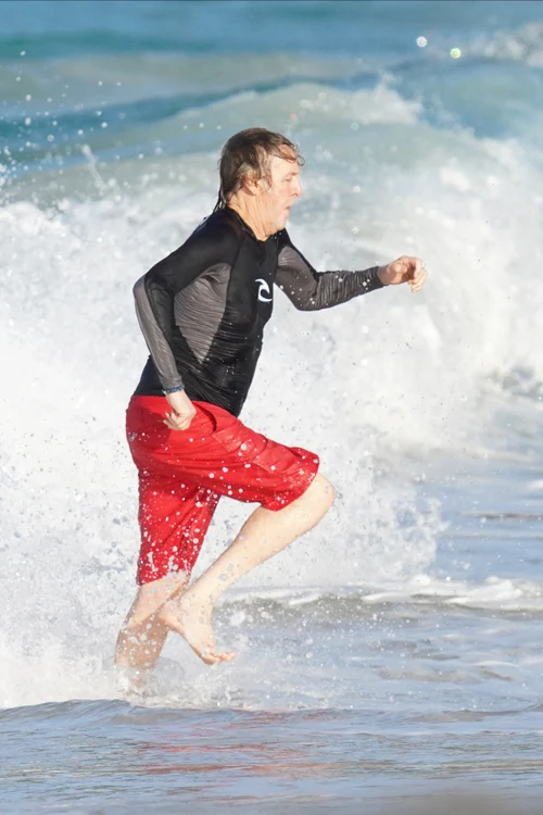 Paul McCartney s-a luat la trântă cu valurile la cei 77 de ani ai săi