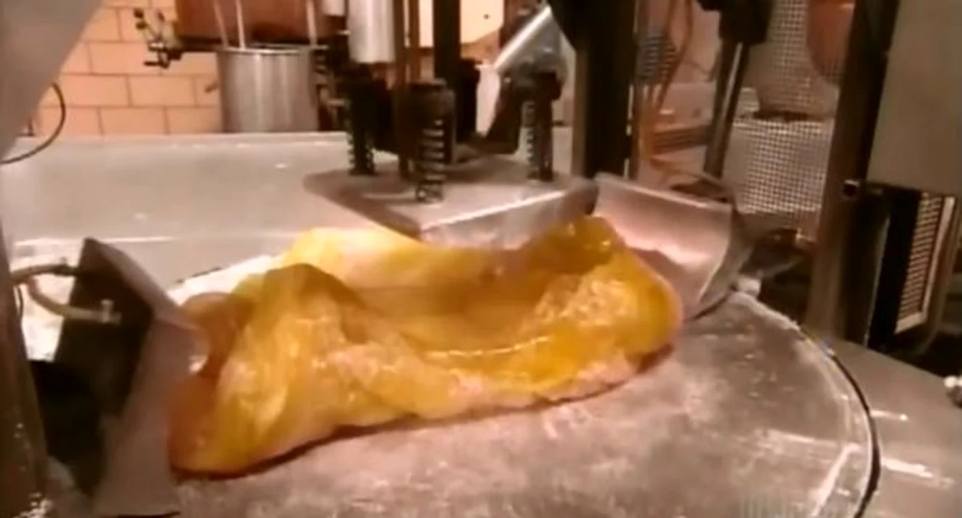 
    Oare câte acadele se realizează din acestă compoziţie de 45 de kilograme?Foto: Captură Youtube  