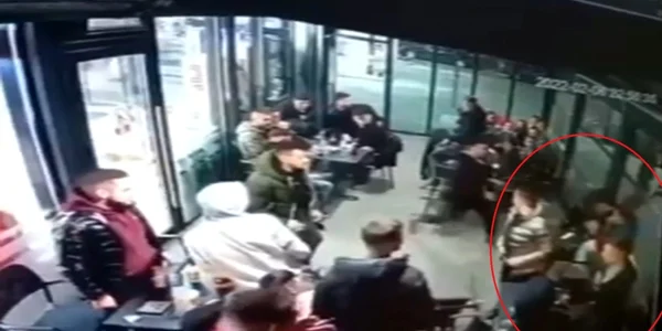 Conflict violent într-o benzinărie din Sibiu - tânăr înjunghiat de mai multe ori de faţă cu zeci de martori Foto captură video