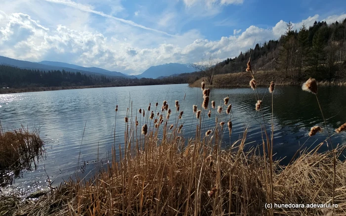 Un lac de carieră a luat locul fostei exploatări. Foto: Daniel Guță. ADEVĂRUL