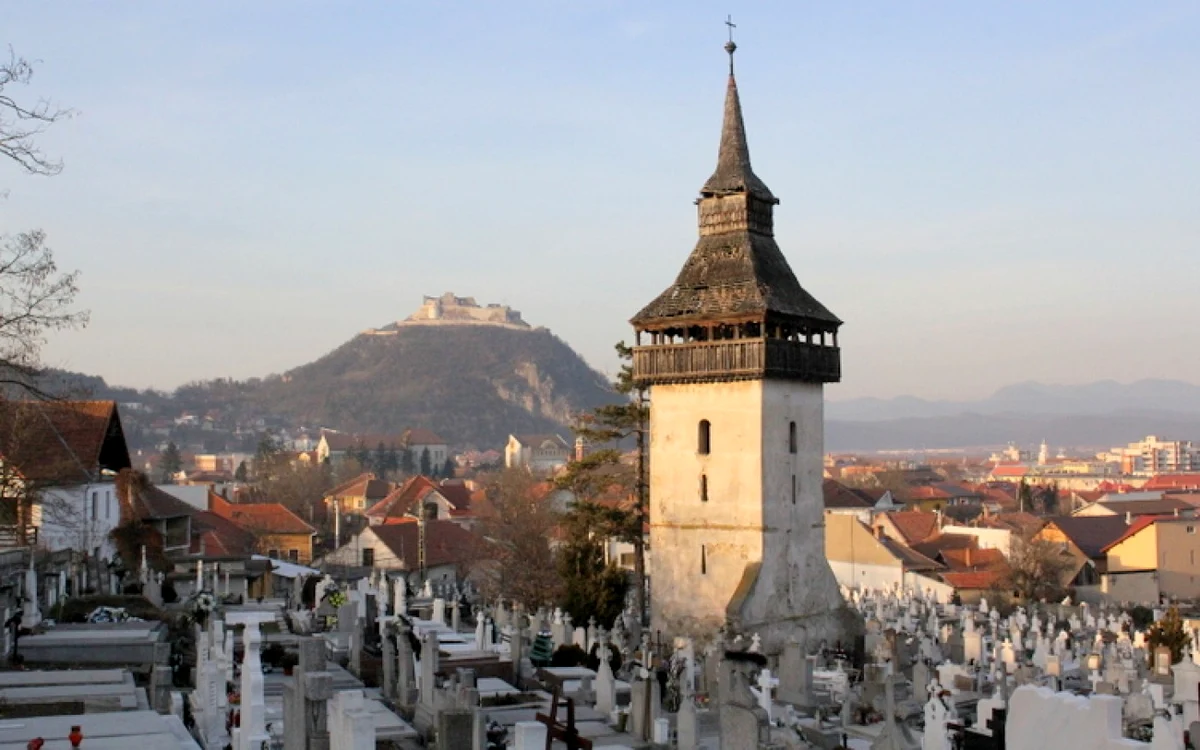 Turnul celei mai vechi biserici din Deva, deocamdată neglijat de autorităţi. FOTO: Daniel Guţă. ADEVĂRUL
