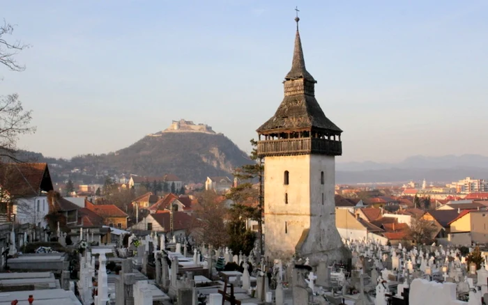 Turnul celei mai vechi biserici din Deva, deocamdată neglijat de autorităţi. FOTO: Daniel Guţă. ADEVĂRUL