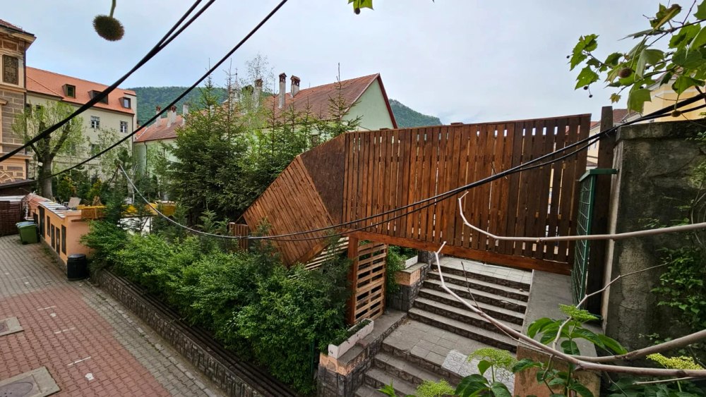 Constructorul podului de la intrarea unei școli din Brașov spune că acesta nu-i pune în pericol pe copii