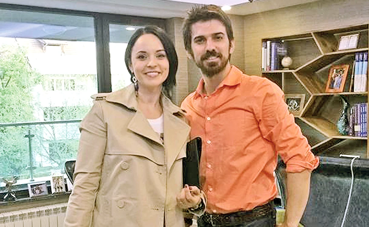 
    Andreea și Tuncay s-au pozat  împreună în sediul din  Primăverii, după ce au  muncit cot la cot vreme  de două luni  