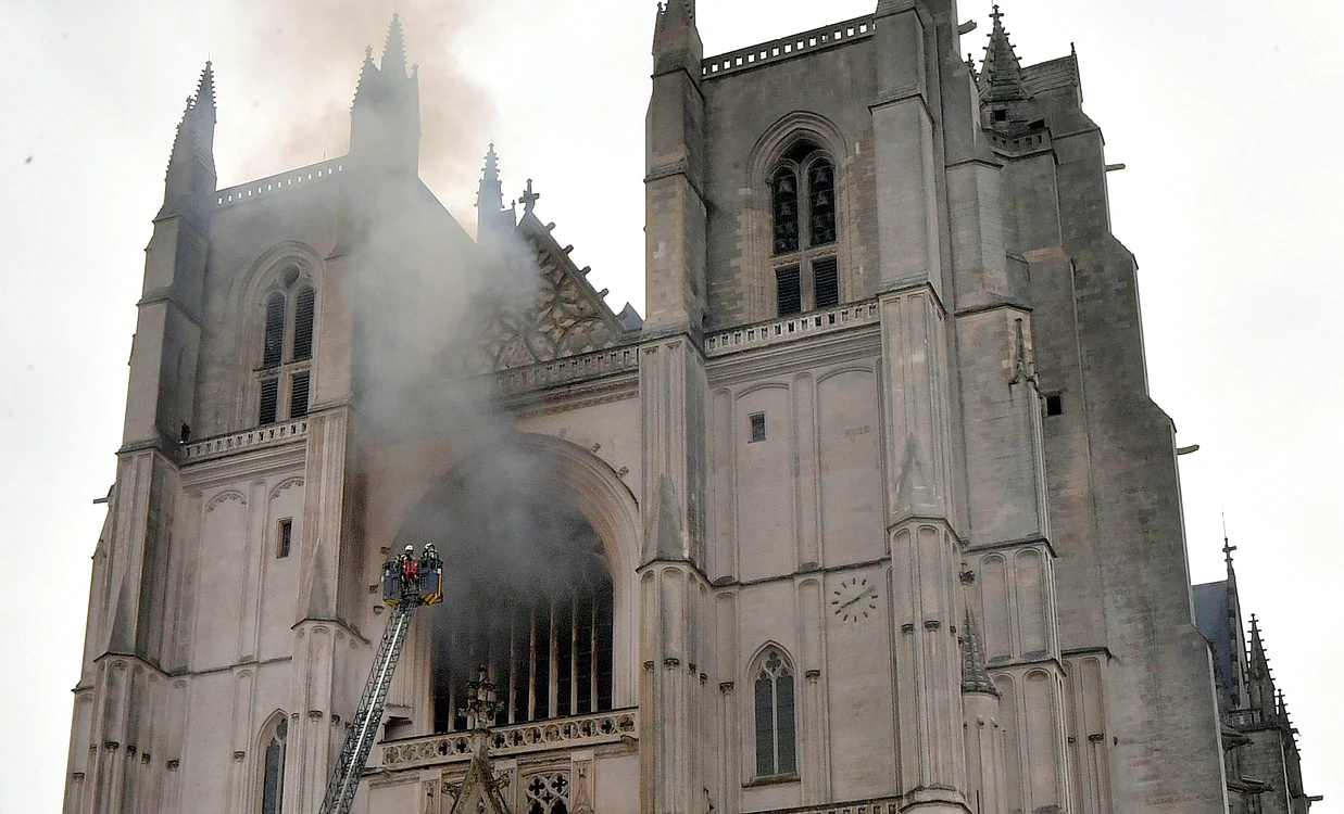Incendiu la catedrala din Nantes. Foto: EPA-EFE