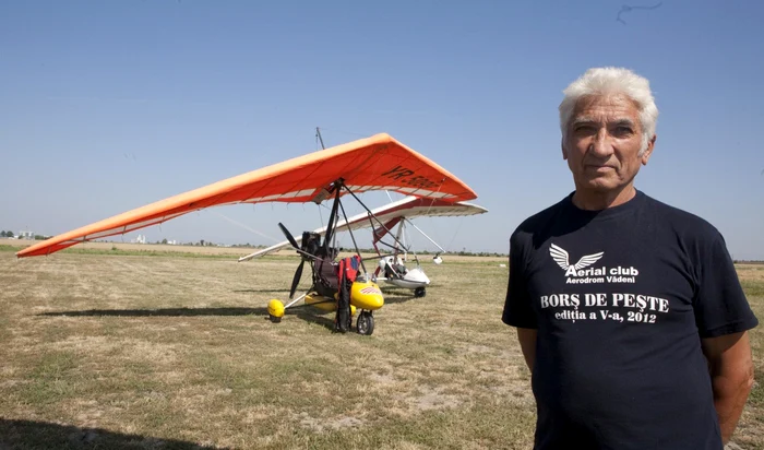 Gheorghe Costea este unul dintre cei mai bătrâni piloţi de motodeltaplane