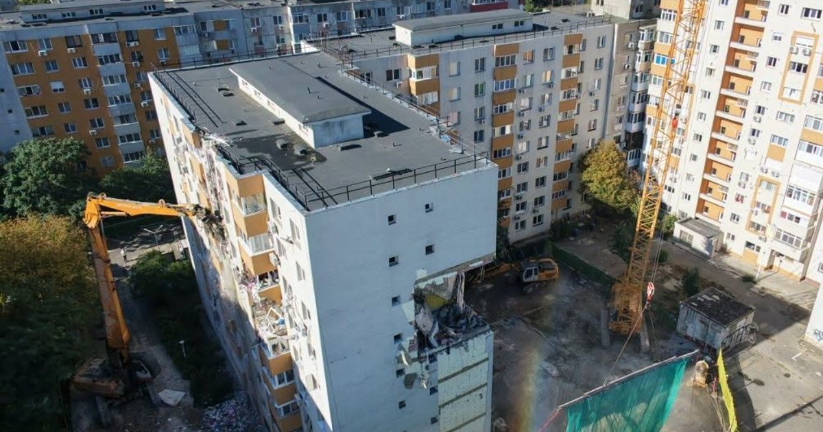 A început demolarea controlată a blocului din Rahova afectat de explozie