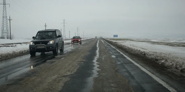 Pe DN1B, între Ploieşti şi Buzău, utilajele de la deszăpezire împrăştie materiale antiderapante (foto: arhivă Adevărul)