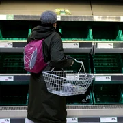  Rafturi goale în UK - legume și fructe raționalizate în supermarketurile din Marea Britanie FOTO Profimedia 