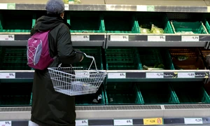 Rafturi goale în UK - legume și fructe raționalizate în supermarketurile din Marea Britanie FOTO Profimedia 