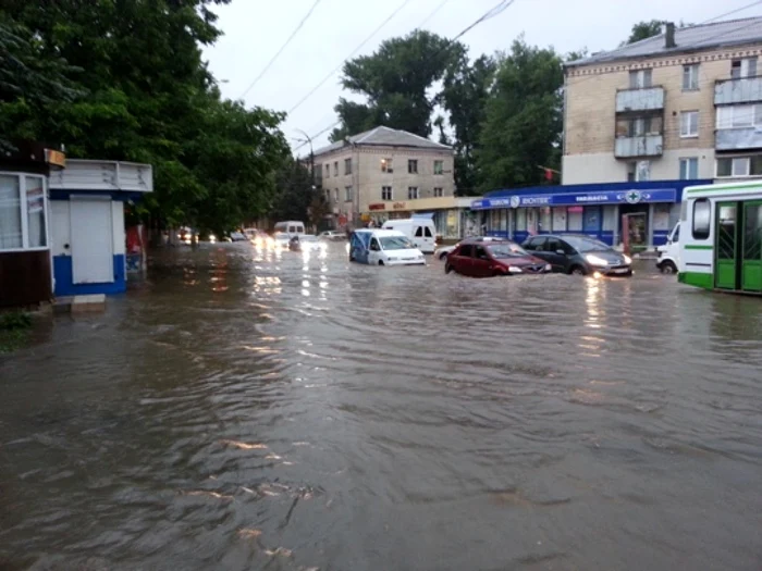 Străzile din Capitală s-au transformat în lacuri FOTO Adevărul