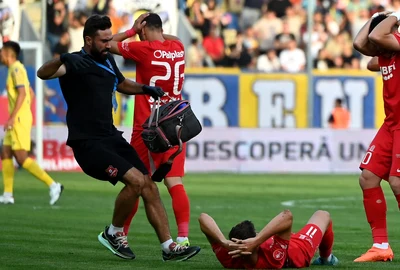 Valentin Constantin Ticu il accidenteaza  pe Petru Dragos Iancu in meciul de fotbal dintre Petrolul Ploiesti si FC Hermannstadt 24 septembrie 2023 FOTO sportpictures Eu (1) jpg
