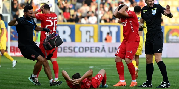 Valentin Constantin Ticu il accidenteaza  pe Petru Dragos Iancu in meciul de fotbal dintre Petrolul Ploiesti si FC Hermannstadt 24 septembrie 2023 FOTO sportpictures Eu (1) jpg