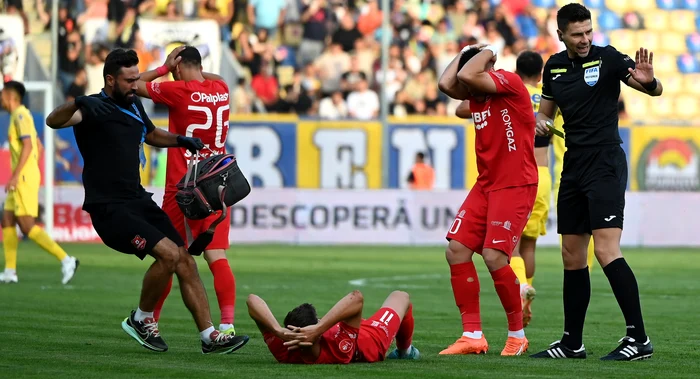 Fotbaliștii sibieni, distruși când au văzut gravitatea accidentării lui Iancu. Foto Sportpictures