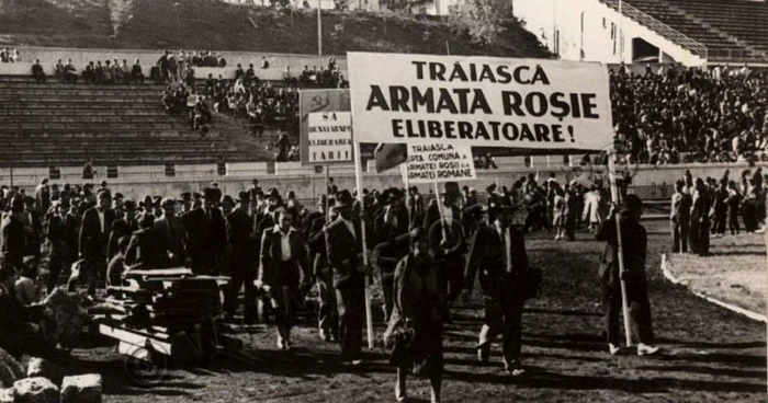 Armata sovietică a fost primită în România  cu urale Arhivă Adevărul 