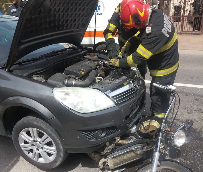 Motociclist rămas încarcerat sub un autoturism. Un șofer s-a urcat cu mașina peste el 