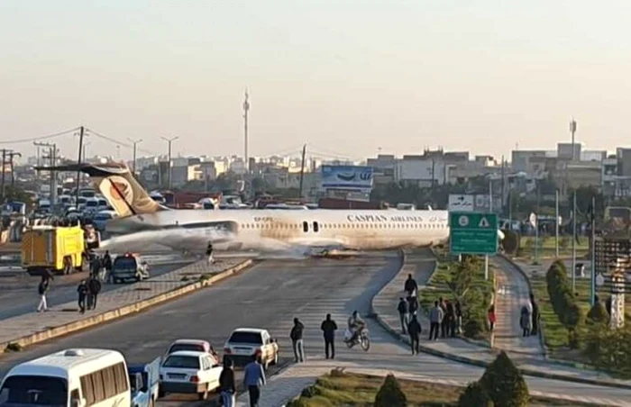 135 de oameni s-au aflat la bordul avionului ajuns pe autostrada de lângă aeroport