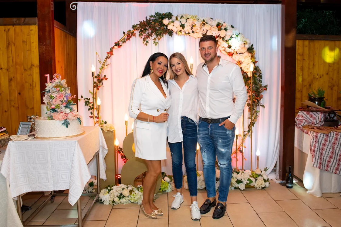 
    Angela Rusu și soțul ei, alături de Cornelia și Lupu Rednic  