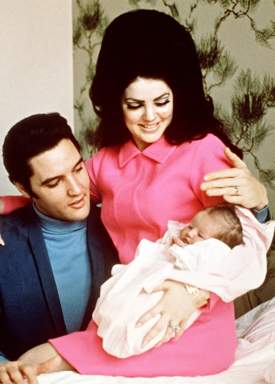 Lisa Marie Presley în brațele părinților Elvis și Priscila Presley Foto Profimedia