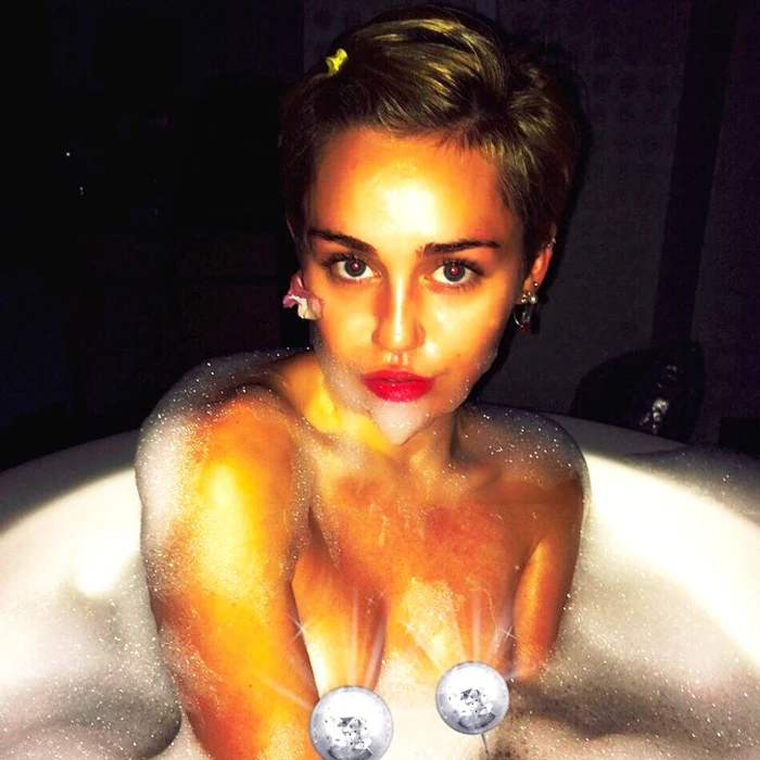 Miley a ieşit topless la o petrecere dată de designerul Alexander WangFoto: TheBangerzTour
