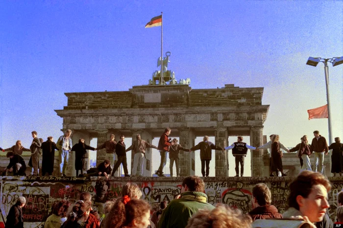 the Fall of the Berlin Wall in 1989 4 jpg jpeg