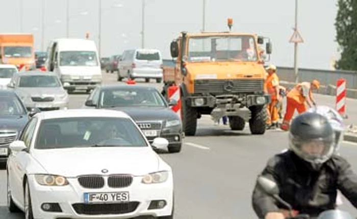 Maşinile au circulat, ieri, bară la bară pe câte două benziFoto: Dorin Constanda