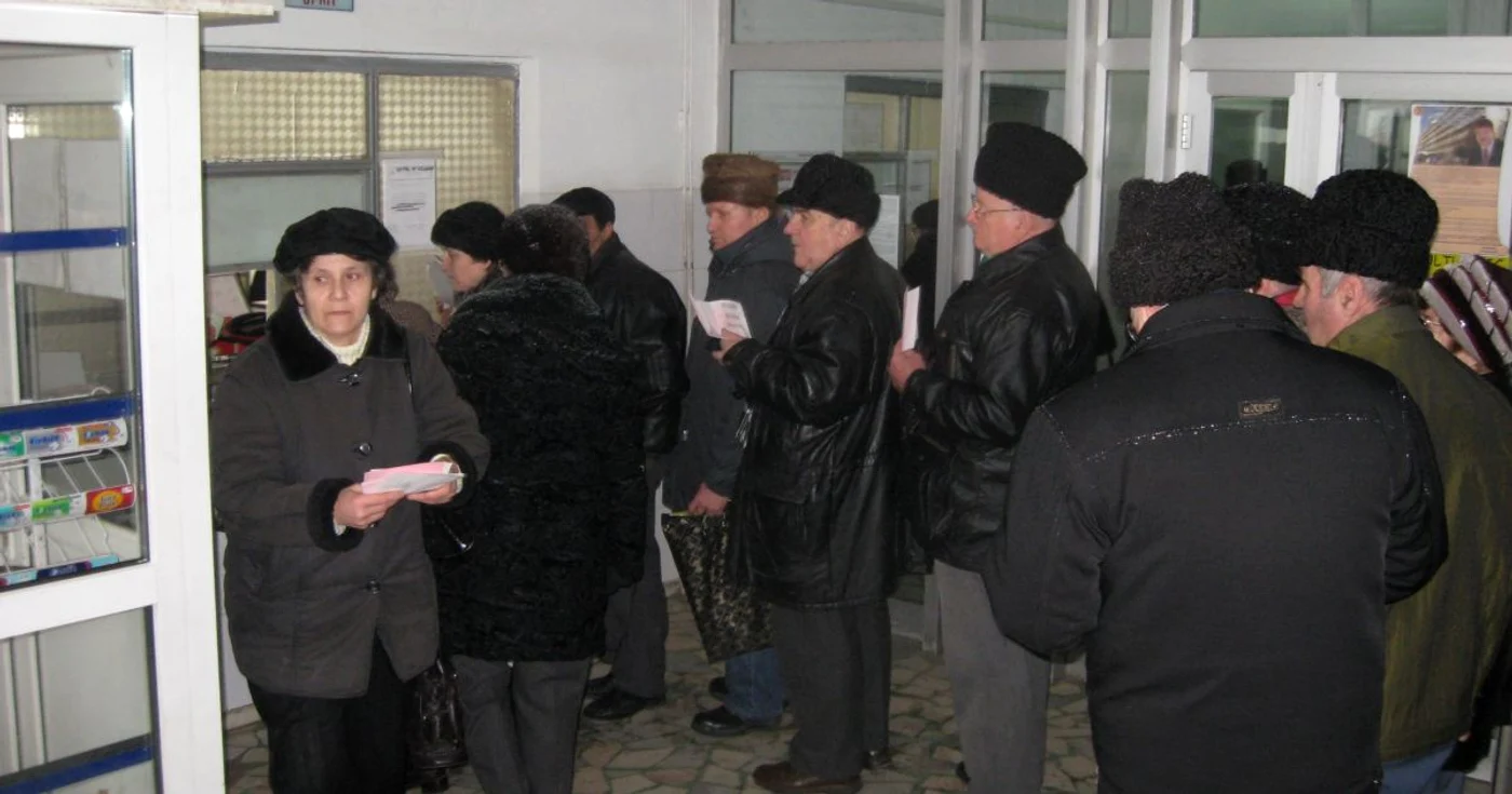 Ca să intre la un medic băcăuanii au de trecut testul ”coadă pentru bon”