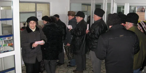 Ca să intre la un medic băcăuanii au de trecut testul ”coadă pentru bon”