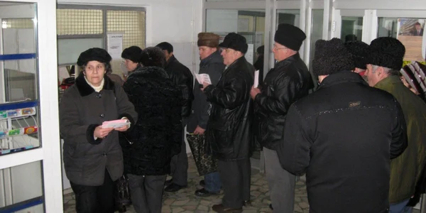 Ca să intre la un medic băcăuanii au de trecut testul ”coadă pentru bon”