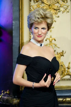Statuia de ceară a lui Lady Diana în „rochia răzbunării” la Muzeul Grevin din Paris. FOTO: Profimedia