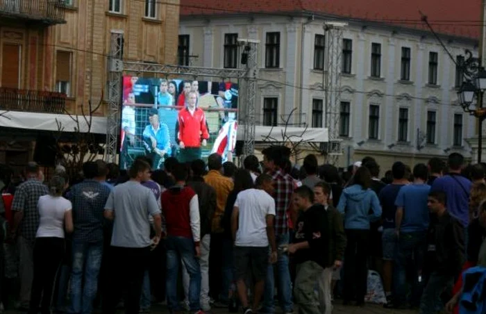 Fanii vor putea vedea prima repriză pe ecranele gigant